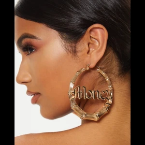 Örhängen  - Jätte fina guldiga hoops. Helt oanvända. 