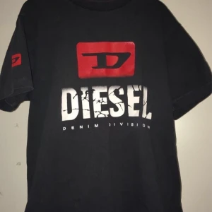 Svart diesel tröja - En svart diesel tröja i stl M, köparen står för frakten och priset kan diskuteras💕