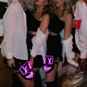 2-dels outfit - Jättefint set med en matchande kjol och topp, bara använt en gång🥰 Skriv privat för frågor eller fler bilder, frakt tillkommer (säljer även masken som jag har på benet om någon skulle vara intresserad)