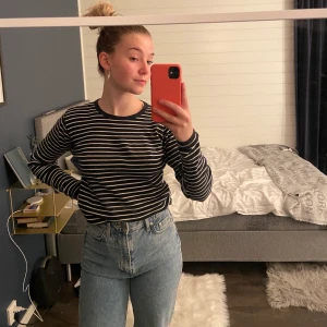 Randig tröja i stl M men mer som en S - Hej säljer en randig tröja ifrån lager 157 i stl M men jag skulle säga att den är som en S dock i stretchigt material. Säljes då den inte kommer till andvändning utav mig något mer. Köparen står för frakten, går att samfrakta om du är sugen på något mer av de jag säljer men då kan fraktpriset ändras