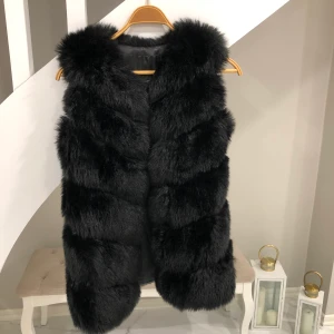 Oanvänd pälsväst - Storlek S/M. I nytt skick.  Finns i Linköping.  Obs! EJ ÄKTA päls.  Kan fraktas. Köparen står för frakt.