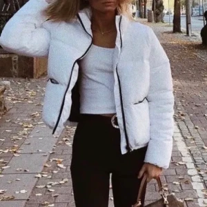 Vit puffer jacka - Jätte fin vit puffer jacka från Hm! Passar mig som brukar ha Xs/S i överdelar💕 den passar till det mesta! (Lånade bilder med tillåtelse såklart)