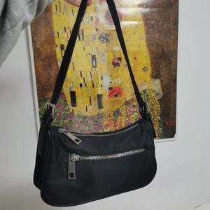 snyggaste axelväska 🥵 - slutsåld på topshop, super trendig och rymmer mycket! hur läcker som helst, nyskick 💖💌😘