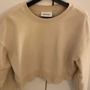 Beige tröja - Säljer denna beigea tröja från Monki🦋Helt oanvänd och som ny!! 