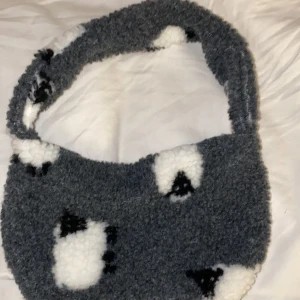 Super gullig fluffig minibag - Super söt med vita får! Om ni har frågor så svarar jag gärna!