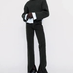 Svarta utsvängda zara jeans - Säljer dessa snygga jeans från Zara för att de var för små för mig och jag kan inte skicka tillbaka! Prislappen är kvar och är aldrig använda. De har slits och är lite tajtare än modellen skulle jag säga. De är även väldigt små i storleken, så jag skulle säga att de sitter som 38!🥰🥰 Frakt tillkommer även!