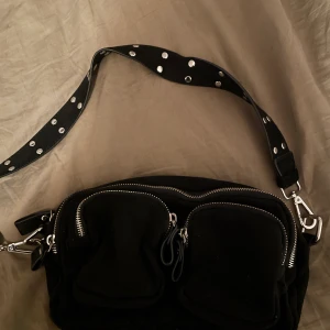 Populär väska från Gina Tricot  - Väska, använd fåtal gånger. 200kr inkl frakt.