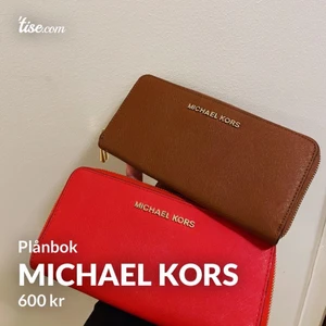 Michael Kors Plånbok - Äkta Michael Kors plånböcker 400kr/styck. Tyvärr inget kvitto då de köptes för 1 år sedan därför säljs de billigare. Nytt skick, aldrig använda. Frifrakt