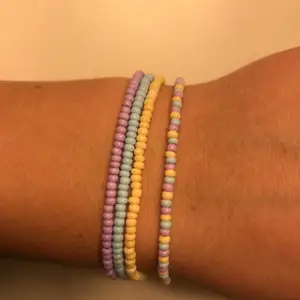 Söta pastellfärgade egengjorda armband! I blått, gult å lila💜25kr st + 12kr frakt!