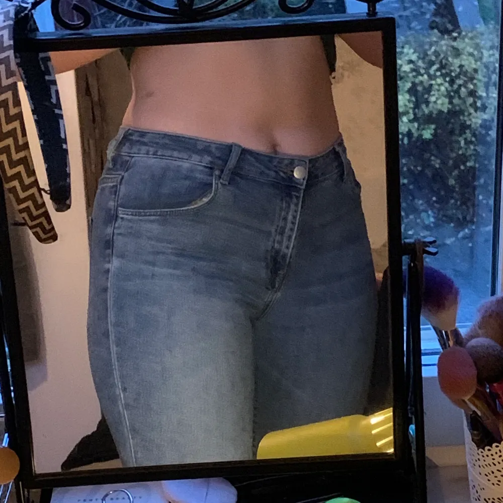 Ljublå jeans från h&m i storlek 40 men tror de även skulle passa en 38. Formar kroppen jättefint och är använda ett fåtal gånger men de är för små för mig så måste säljas. Pris 100kr + frakt🌶. Jeans & Byxor.
