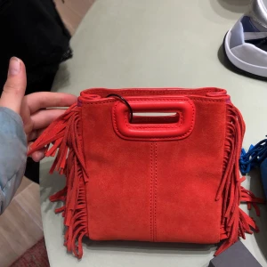 Maje väska - Säljer min asfina Maje väska som är i extremt bra skick. Köpt för ca 2000kr☀️ Använd i cirka en månad! BUDGIVNING buda i kommentarerna, ledande bud: 700kr AVSLUTAS IKVÄLL KLOCKAN 20:00