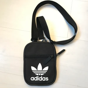 adidas originals fest bag svart - adidas axelremsväska. Använt ett fåtal gånger. Som ny! Kan skickas. Köparen står för frakt.