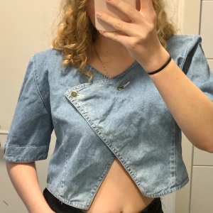 Jeans topp - Supercool tröja i jeanstyg köpt på Humana men aldrig använd! Kan mötas upp i Gbg, köparen står för frakten! :)
