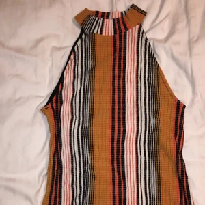 Zara topp L - En helt oanvänd topp från Zara. Storlek L men den är liten i storleken och passar S/M/L. 