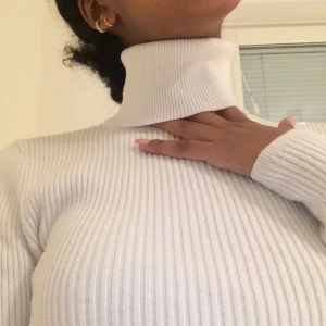 Turtleneck - Superslimmad vit polotröja, väldigt fin. Från Zara 😄 Storlek S!
