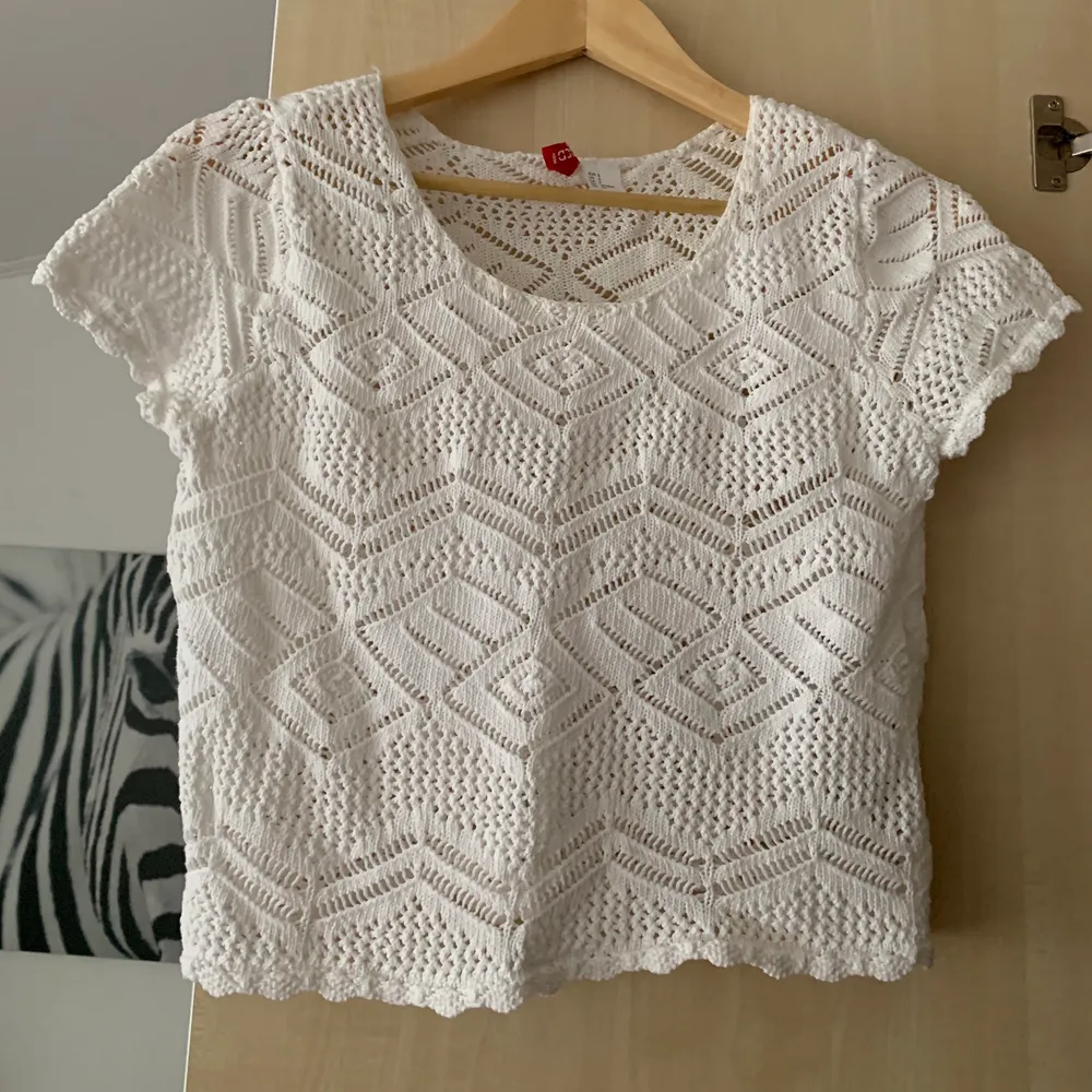 Somrig broderad T-shirt från H&M i XS🥰 buda på!. Toppar.