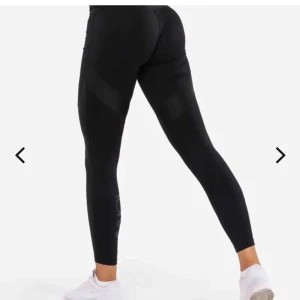 icaniwill - svarta träningstights från icaniwill i strl M!! jättebra skick🎩🎩 orginalpris: 749kr(!!) hör av er vid frågor, bud om fler är intresserade