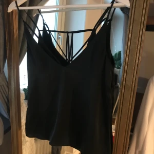 Linne - Svart strappy linne, helt oanvänt. frakt inräknat i priset