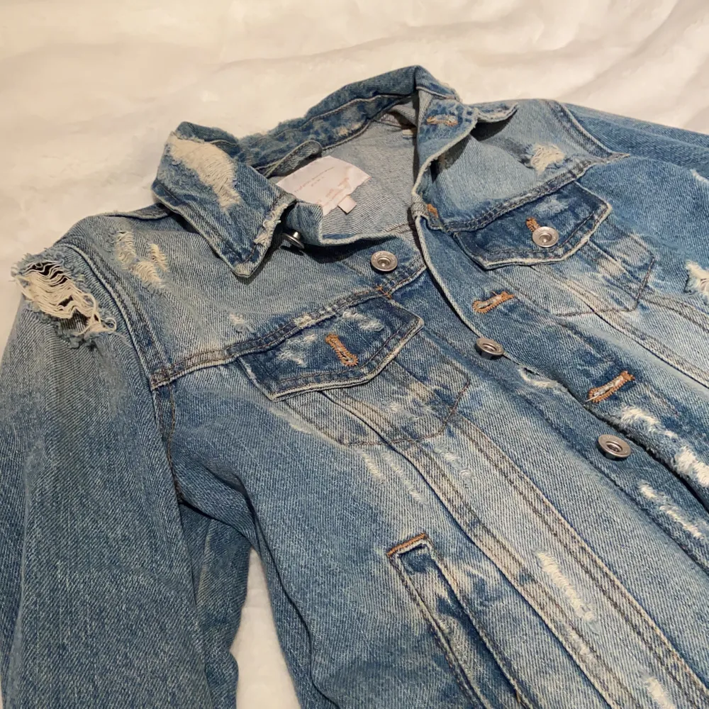 Riven och sliten jeansjacka, köpt från Zara, köpt för två år sen men använder ej. Köpt för 399 kr.. Jackor.