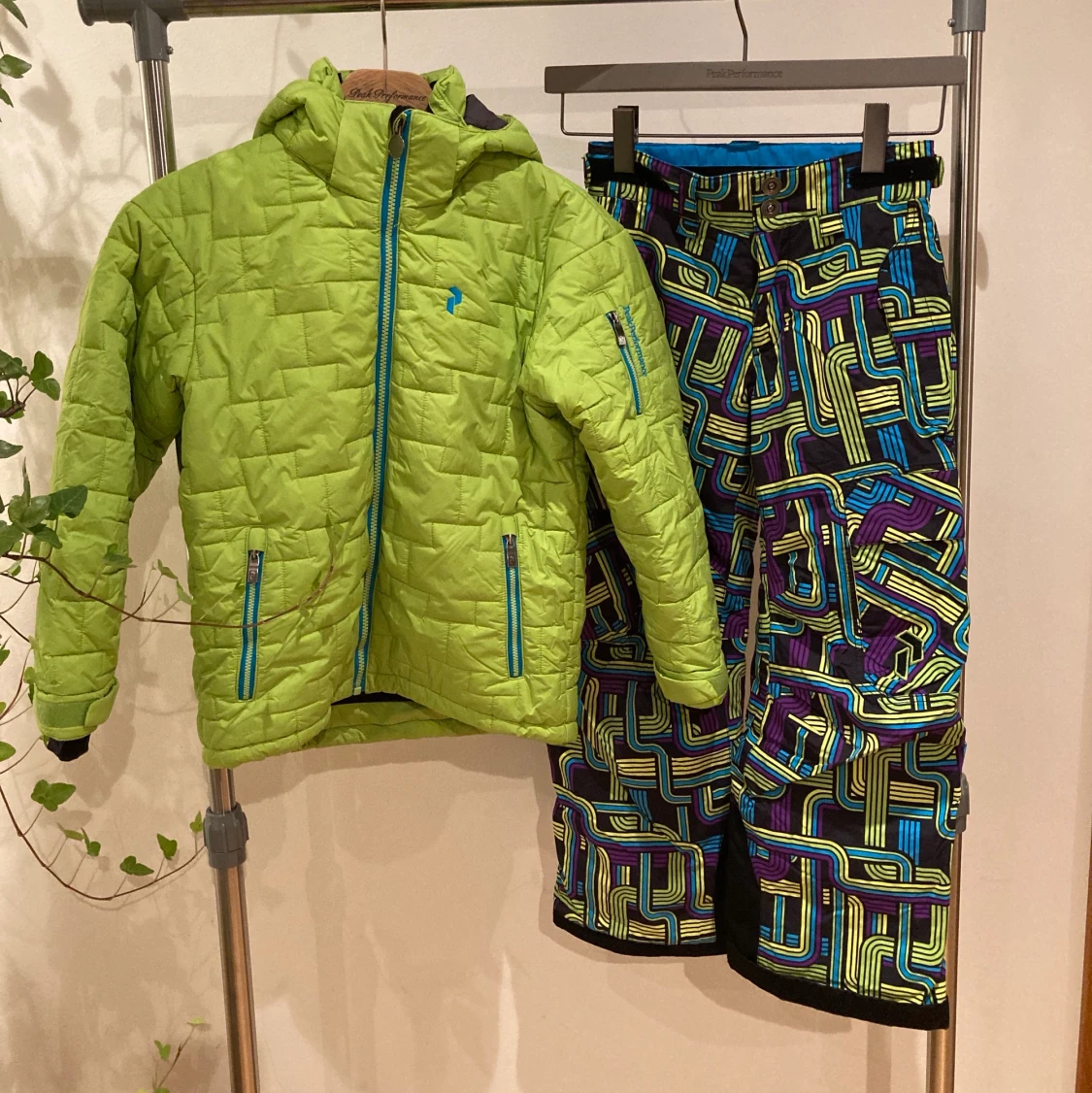 Jacka, täckbyxa och vantar för barn från Peak Performance 