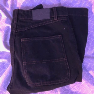 svarta byxor - supersnygga svarta byxor med bruna sömmar som passar prefekt nu till vintern 🤩  pris kan diskuteras vid intresse:) 