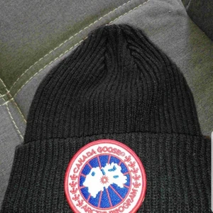 Canada goose mössa - Finns o svårt och khaki