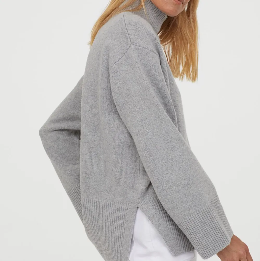 En superfin stickad tröja från H&M som är helt oanvänd med prislappen kvar. Den är lite oversized och storleken är slutsåld på deras hemsida! Skriv vid frågor . Stickat.
