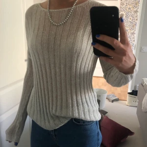 Stickad tröja - Säljer denna snygga tunt stickade tröjan från Morris. Den är lätt silver-glittrig (se bild), har långa ärmar och är tunn och bekväm. Snygg både till vardags och till finare tillfällen! ✨✨