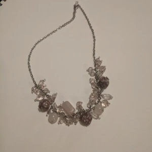 Halsbamd - Lite kortare halsband med massor av stenar i olika rosa nyanser och storlekar. Superfint både till vardag och fest.nickelfritt. alla smycken ta 3 betala för 2. Billigaste på köpet