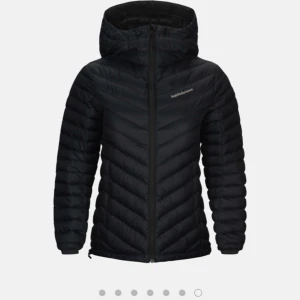 Peak performance jacka - Säljer min peak jacka, storlek Xs i fint skick. Köptes för ett hal år sen, kostade då 2800. Säljer den för 1500 inkl frakt.