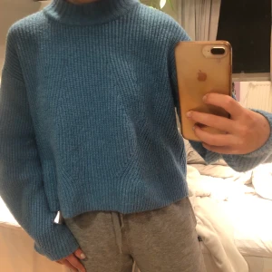 Stickad tröja - Blå stickad tröja från H&M. Väldigt mysig och super snygg blå färg. Storlek S.