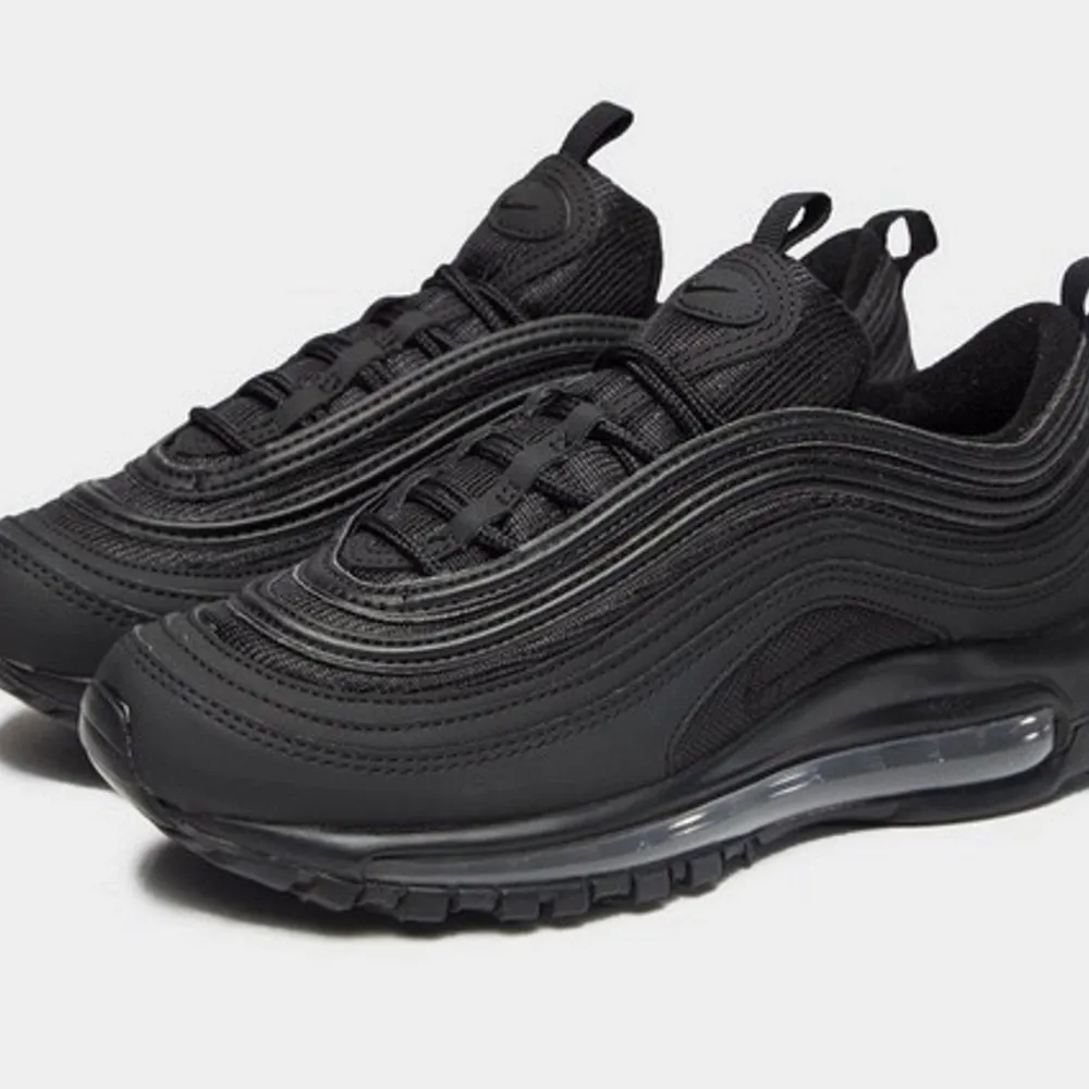 Säljer mina Nike Air max 97 i storlek 41 (herr). Cond 6/10, skriv meddelande om du vill ha bilder. Kan gå med på att släppa dom för 500kr om snabb affär, nypris 2000kr.. Skor.