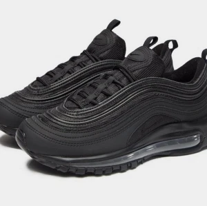 NIKE AIR MAX 97 - Säljer mina Nike Air max 97 i storlek 41 (herr). Cond 6/10, skriv meddelande om du vill ha bilder. Kan gå med på att släppa dom för 500kr om snabb affär, nypris 2000kr.