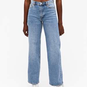 Säljer dessa snygga jeans från Monki, endast använda en gång. Säljer pga. att de inte kommer till användning💕 Frakt tillkommer och vid flera intresserade gäller högsta budet🦋