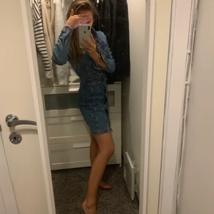 Jeans klänning - Säljer min jeans klänning i från vero Moda, köpt för något år sedan och använd endast 2 ggr. Precis som ny skick. Kontakta mig för fler bilder❤️ ny pris var ungefär 500kr