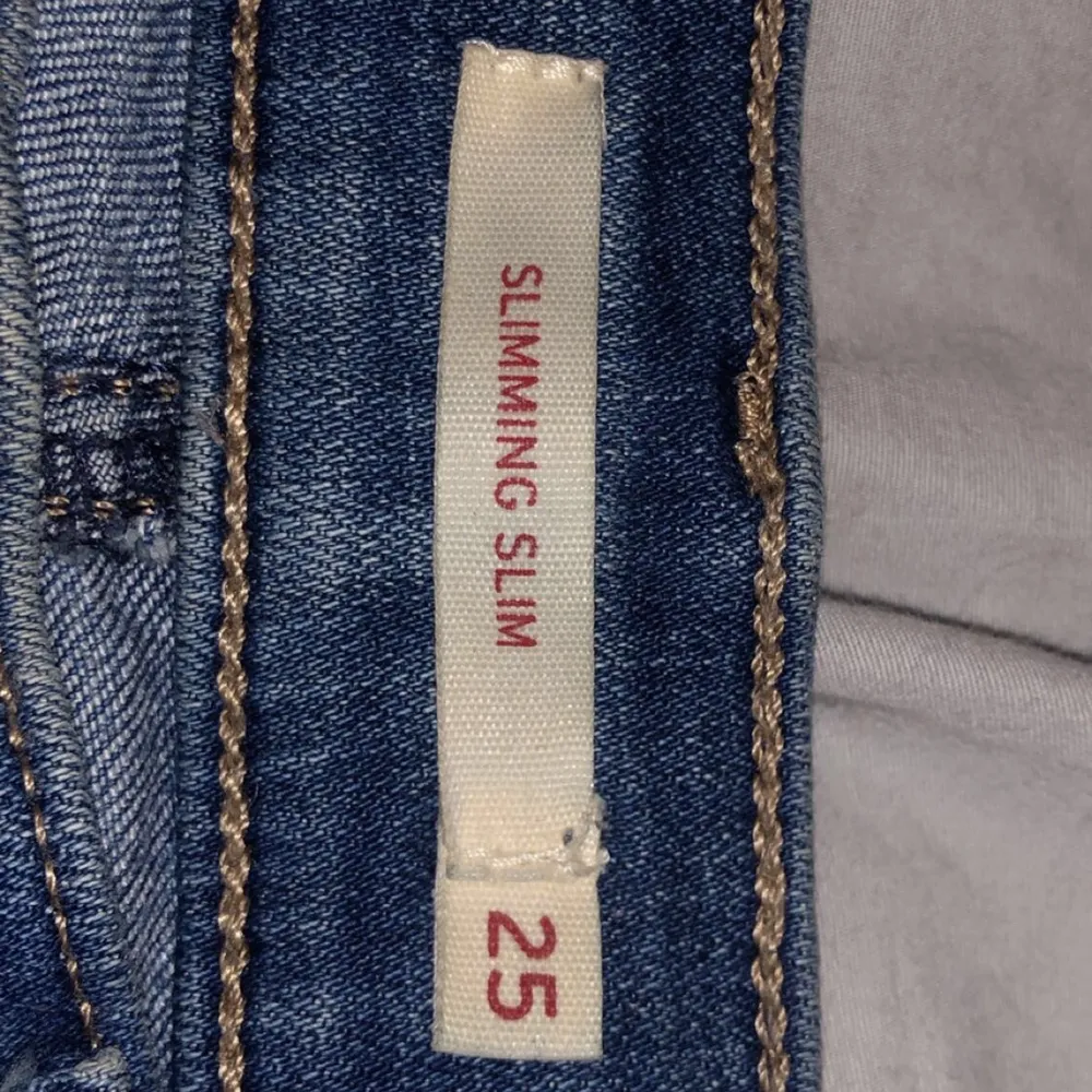 jättefina levis jeans som tyvärr ej passar mig längre, byxans modell är lägre i midjan, några slitningar på bakfickorna ( skriv till mig för närmare bild ) och dom sitter väldigt fint i rumpan👍🏼. Farkut & Housut.