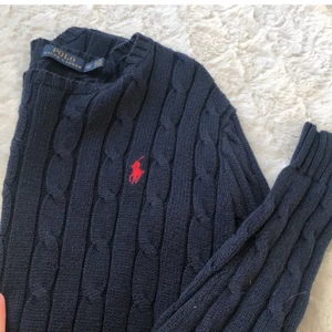 Ralph lauren - Klassiska ralp lauren stickad tröja köpt i usa, använd fåtal gånger och är i bra skick. Dam/unisex