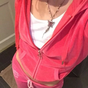 FJÄRILS HALSBAND ☠️ - Köpt på secondhand men kommer ifrån pilgrim! I fint skick! Man kan ha olika storlekar på halsbandet!🌟