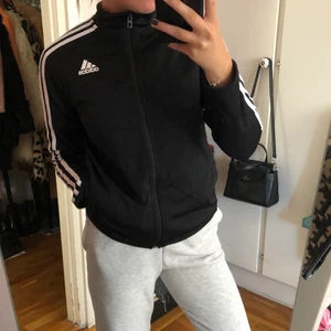 Adidasjacka - Svart adidasjacka, som ny! Med fickor. Storlek 152 men som en xs/s