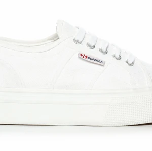SUPERGA STL 37 - OBS lånade bilder💕Ett par skor som är inprincip nya, men har fått lite fläckar med tiden samt limmet blivit färgat av att jag inpregnerat dom💕. De är väldigt vita men sulan har gulnat något💕Dm för fler bilder och pris kan diskuteras💕