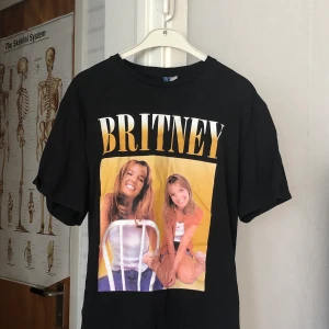 Britney tröja - I princip oanvänd tisha 🍒💕  free brittan. Frakt 44kr