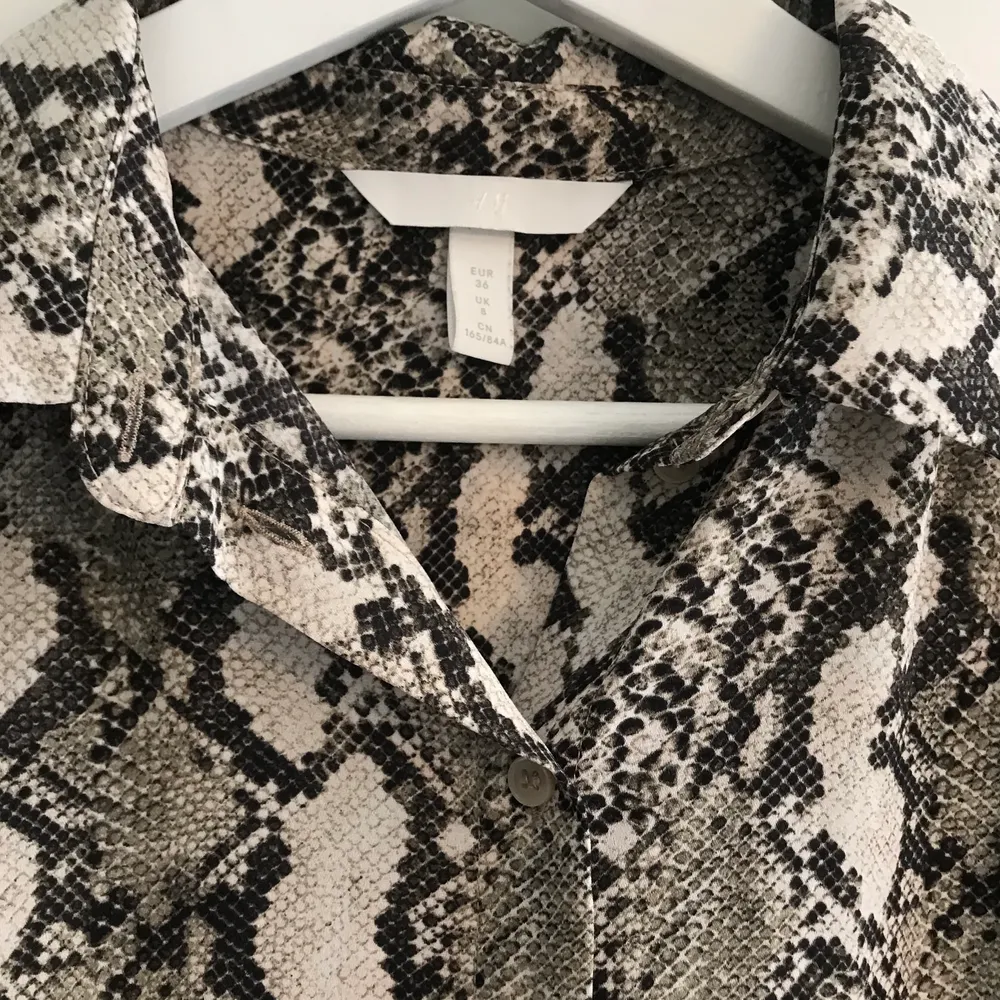 Ljus leopardmönstrad blus från H&M. 100% polyester. Fint använt skick. Betalas med swish. Frakt ca 50:- . Blusar.