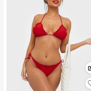 Nelly bikini -  röd bikini från nelly, toppen är storlek L (passar även s och M beroende på hur man vill att den ska sitta), trosan är i storlek S (passar M också)❤️ 80kr för båda tillsammans❤️