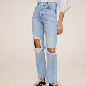 Helt nya, oanvända jeans från Mango i storlek 34. Säljer pga. att de är lite för långa för mig (är 165)🦋 frakt tillkommer 
