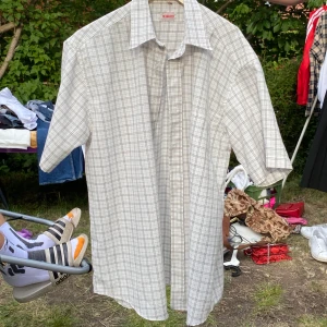 Skjorta  -  Storlek: M Pris: 80kr Frakt:  44kr  Hör av dig om du är intresserad eller har några frågor kram💞💞 