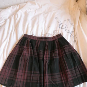 Svart/vinröd rutig kjol - Kjol från monki.