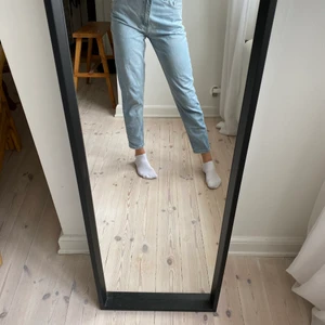 Jeans  - Säljer mina ljusblåa mom jeans från Chiquelle för att jag får ingen användning för de. De har använts få gånger och är i väldigt bra skick! Köparen står för frakten!