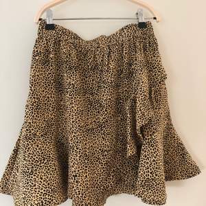 Leo-mönstrad kjol från Gina Tricot i storlek 34, aldrig använd. Vid köp står köparen för frakt eller så möts vi upp i kvarnby.❤️