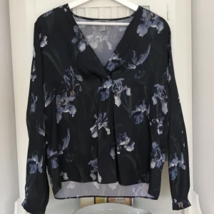 Blommig blus  - Blommig blus från hm i storlek 36. Skönt och glasigt material. Använd fåtal gånger. Super fin till sommaren. Frakt tillkommer.
