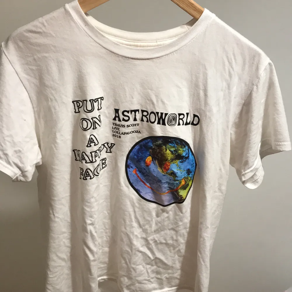 Säljer denna t shirt med Travis Scott Astroworld motiv! Inga skador! Tvättar och stryker den när den är köpt 👍 Nuvarande bud på 180kr+ frakt. T-shirts.